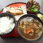 うみぼうず - 〔週替〕焼き魚定食（￥800）、今週は銀ダラの粕漬。カニ汁が付いてます