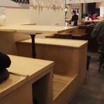 サル食堂 - 店内（テーブル席）