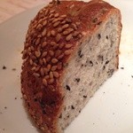 ワインバー＆レストラン ブルディガラ - ゴマのパン