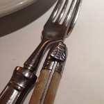 ワインバー＆レストラン ブルディガラ - シャトーラギオールのナイフ いつ見てもミツバチがハエにしか見えません（笑）