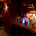 Bar ねもと - 座った背中側にもカウンターがある（二列）構造