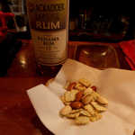 Bar ねもと - 1杯目は、BLACKADDERのラム版をお願いした。お通しはナッツ＆クラッカー