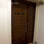 Bar ねもと - 中がまるで分からない、素朴な入口。会員制とでも書かれていそうな…勇気を出して、前へ