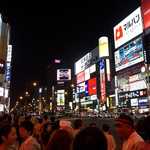 Bar ねもと - 賑わうすすきの。行き交う人はみな笑顔である