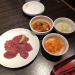 朝鮮飯店 - 並タンと大根カクテキ、味ネギ、辛ネギ