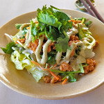 ピリ辛ポークとパクチーのサラダ、クリーミーパクチードレッシング