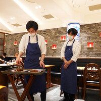 老四川 飄香小院 - おとり分けをする店長