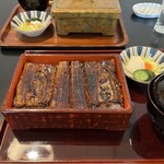 信川円 - 鰻重 (は) 一串半、鰻重 (ろ) 一串 (奥の写真)