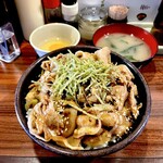 丼達 - てりやきにんにく豚丼 生たまごサービス 味噌汁付き