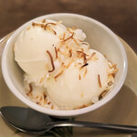 アイスクリームのココナッツミルクがけ