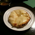 ダバ インディア - 前菜セット・チーズクルチャ、１人１ピース