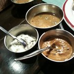 ダバ インディア - 右、ココナッツのチャトニ、左、生姜のチャトニ、上、サンバル