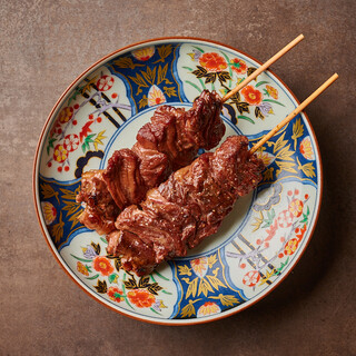 串焼き80円〜ご用意。希少部位まで揃えた焼きトンを堪能。