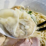 麺屋 彩音 - シソの香りのするプリプリ雲呑