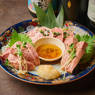 新鮮なホルモンを使用した売り切れ御免の人気ホルモン刺し。