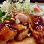 ビーフシチューとハンバーグステーキのお店 BUN吉 - 鶏断面。プリップリ通り越して、ブリッブリです