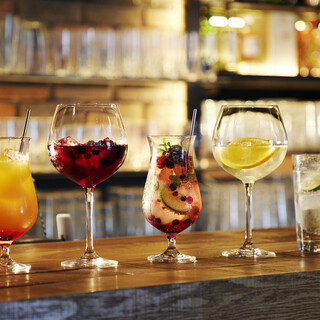 ソムリエ厳選のワインをはじめ、料理に合うオリジナルカクテルも