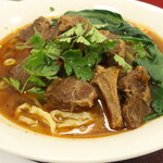 牛三 - 川味红烧牛肉面（牛骨汤）※超大份，加香菜