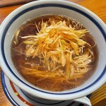はなさき家 - 辛ネギチャーシュー麺　チャーシューはネギでかくれんぼ