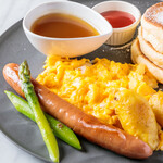 GINZA Cafe Hanon - エッグ＆ミートパンケーキ（特大ソーセージ）