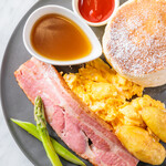 GINZA Cafe Hanon - エッグ＆ミートパンケーキ（厚切りステーキベーコン）