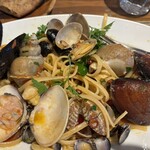 トラットリア・築地パラディーゾ - 食べ進めると、つぶ貝や、はまぐりやら、ざっくざく出てきました