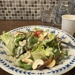 スパイスバル パハルガンジ - カシューナッツとデーツのシーザーサラダ