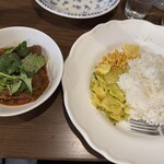 スパイスバル パハルガンジ - ラムパクチーカレーとライス、キャベツとレンズ豆つき