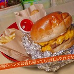 ブラックプール ハンバーガー カフェ - 私が指で掴んで少し凹んでますが、開封した時も綺麗なバンズでした♪
