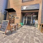 ブラックプール ハンバーガー カフェ - 最近はお客さんが並ぶ事が増えて外で椅子が設置される日も