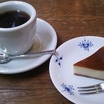 バートン - ベイクドチーズケーキとブレンドコーヒー。