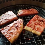 おかげ横丁 豚捨 - タレをつけて焼くのです！