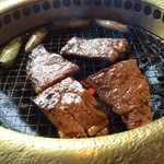 おかげ横丁 豚捨 - 赤みが残るくらいで引き上げましょう！