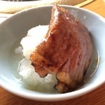 おかげ横丁 豚捨 - レモンをかけた大根おろしと共に！