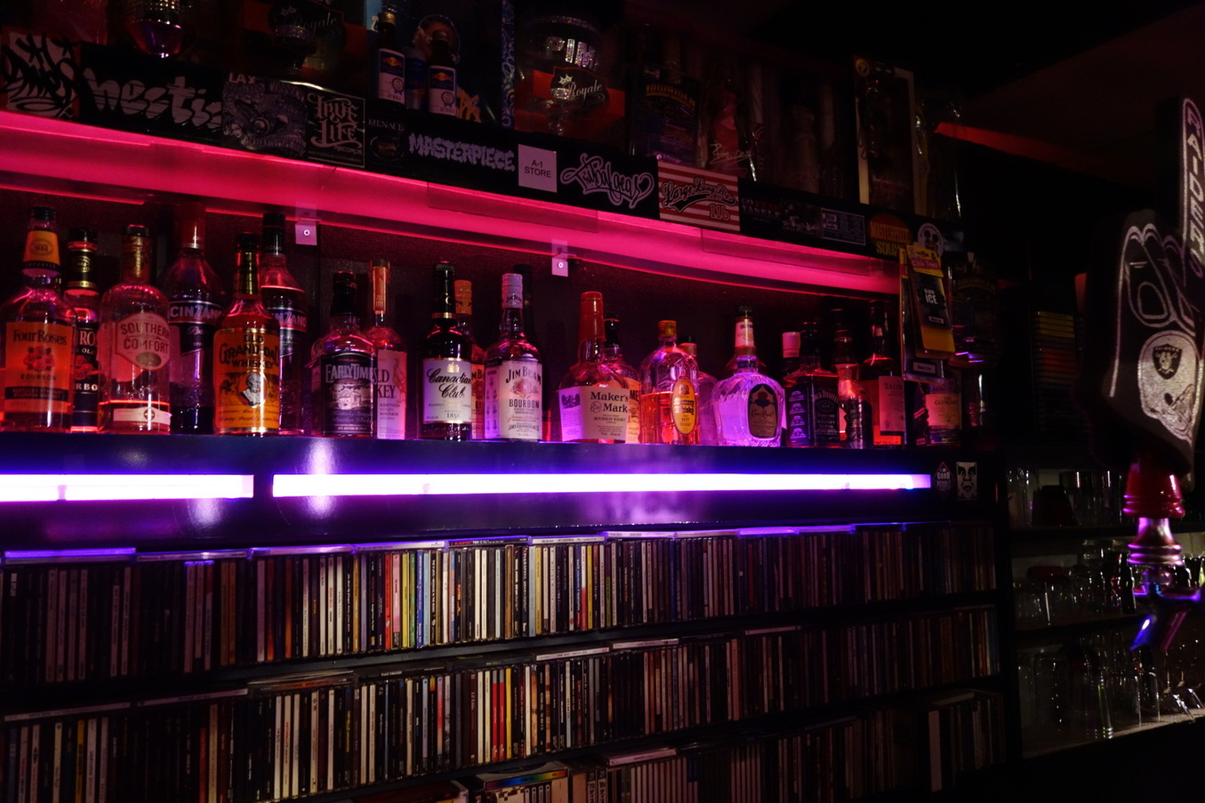フォアローゼス ネオンサイン YOKOHAMA（写真 : Bar Angel