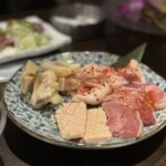 炭火焼肉 肉刺し にく式 - コリコリホルモンMIX