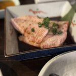 炭火焼肉 肉刺し にく式 - 牛カルビ