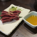 炭火焼肉 肉刺し にく式 - 牛ハツ刺し