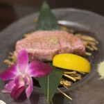 炭火焼肉 肉刺し にく式 - 限定3食ヒレ