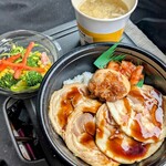 ほっかほっか亭 - チャシュー丼、みそ汁、ブロッコリーサラダ…色合い良し。