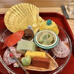 銀座 きた川 - 鯛棒寿司、卵しんじょ、赤こんにゃく、一寸豆、いいだこ、器の中はザーサイとタイラギ貝とモロッコインゲンのゴマ和え