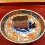 銀座 きた川 - 玉鋼で焼いた飛騨牛とび牛　隣にあるのは生胡椒をペーストにして燻製にした物