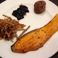 伝承千年の宿 佐勘 - 焼き鮭，きんぴらごぼう，昆布の佃煮，梅干し