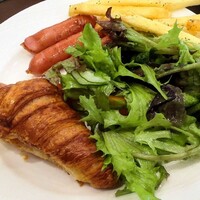 伝承千年の宿 佐勘 - クロワッサン，ソーセージ，フライドポテト，チョレギサラダ