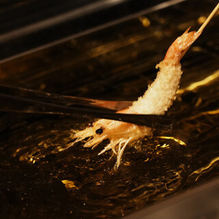 生地や油にもこだわった、サクッと食感の創作串カツを心行くまで