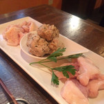 肉焼食堂もりしん - 手前から牛ホルモン、鶏つくね、鶏皮