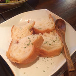 肉焼食堂もりしん - アヒージョにセットのバゲット