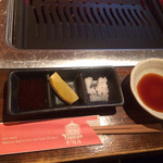肉焼食堂もりしん - 肉焼きメニューのつけだれは醤油、塩、ポン酢にレモン