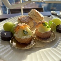 アーティスト カフェ - メロンシュー、スコーン、シャンマスカット、チョコ←このチョコ本当に美味しかった！ここで作ってるわけではないだろうからどこのショコラティエのかしら？？