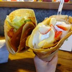 クレープ えんどう - アボカドベーコンとカスタードバターに苺と生クリーム全量トッピング